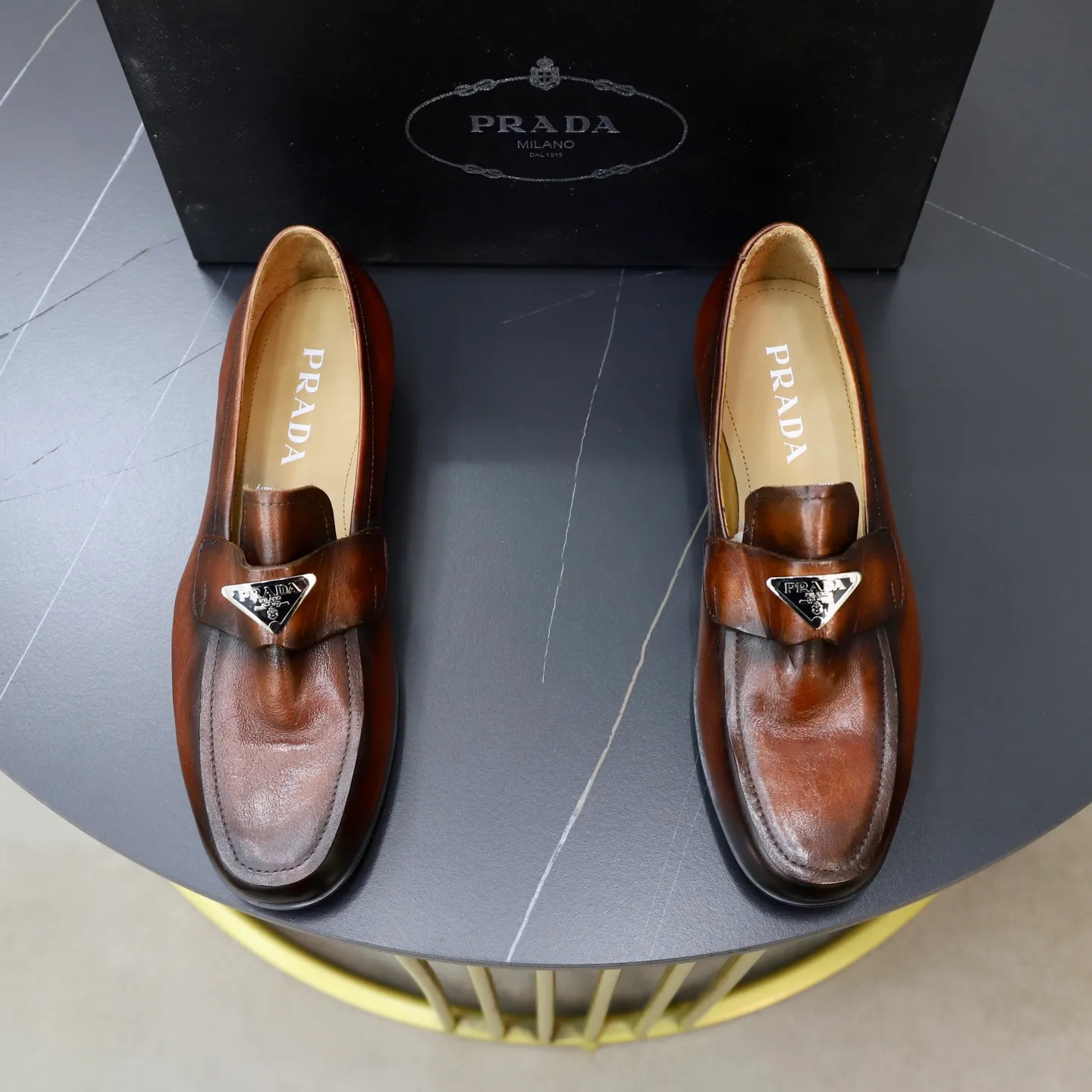 Ex-factory price: 520💰[PRADA] Prada's new casual men's shoes are launched in Hong Kong counters. Official website 1:1 production. Italian washed cowhide + water-dyed leather lining. Designed by European and American masters. Perfect shape to create counter quality, solid color rubber wear-resistant outsole and classic dazzling head! Super versatile and very comfortable. High-end without losing taste, fashionable and novel! ! Absolute focus! 3 colors available! Code number 38-45